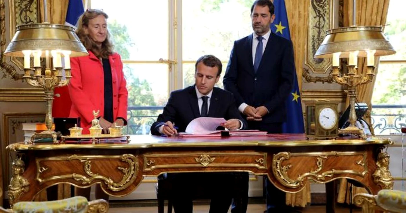 Emmanuel Macron semnează legi în biroul său de la Palatul Elysee FOTO AFP