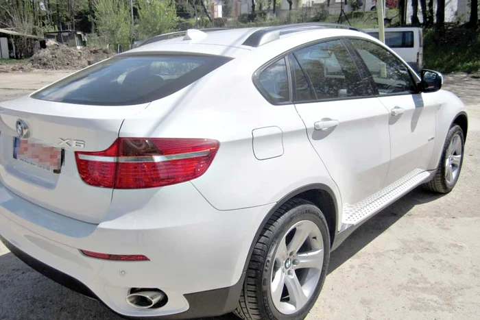 Fotbalistul originar din Vaslui  se laudă cu una dintre cele mai tari maşini din parcarea dinamovistă