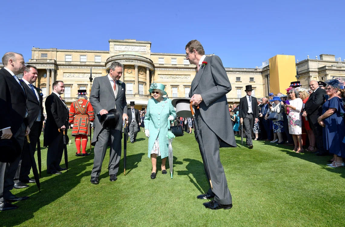 
    Regina Elisabeta are nevoie de un grădinar care cosească gazonul, să planteze și să aibă grijă de forile de la Palatul Buckingham, acolo unde au loc des recepțiiFoto:GettyImages   