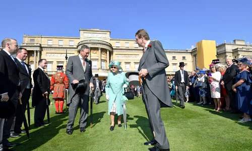regina elisabeta a marii britanii in gradina de la palatul buckingham  jpeg