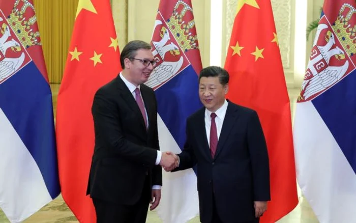 Aleksandar Vucici (stânga) şi Xi Jinping dând mâna înaintea unei întâlniri bilaterale FOTO EPA-EFE