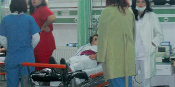 Două adolescente s-au aruncat de la etajul unu