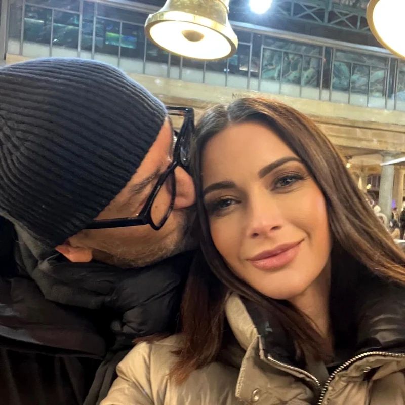 Prezentatoarea știrilor de la Prima TV o să aibă un sfârșit de an fabulos, la Paris, în compania prietenilor și a soțului ei, renumitul chirurg estetician Constantin Stan