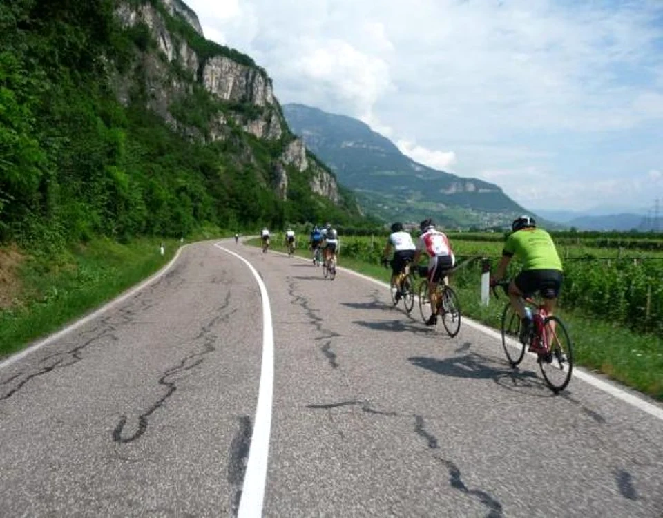 Bicicliştii vor străbate un traseu pe teritoriul a patru judeţe din inima ţării FOTO epicbikeride.ro