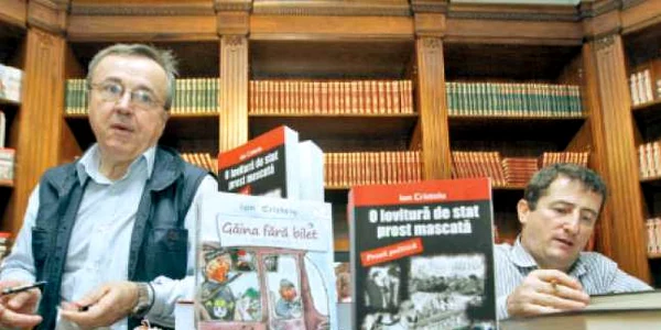 Ion Cristoiu (stânga), alături de Grigore Cartianu, la standul Adevărul, în timpul lansării volumului „O lovitură de stat prost mascată“