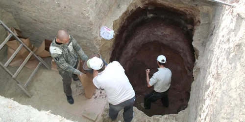 O descoperire de excepţie, dinainte de invazia turcilor, este o groapă cu mei