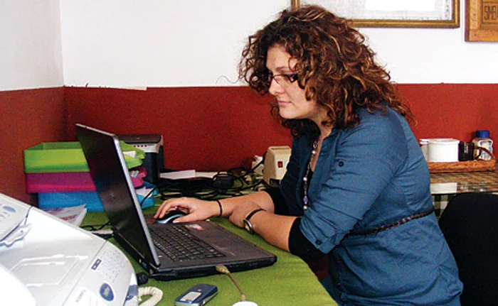 Tania Popescu şi-a rotunjit veniturile lucrând la calculator