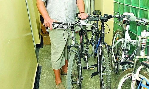 Un cetăţean bulgar  a venit să şi ridice  cele două biciclete  recuperate de poliţişti jpeg