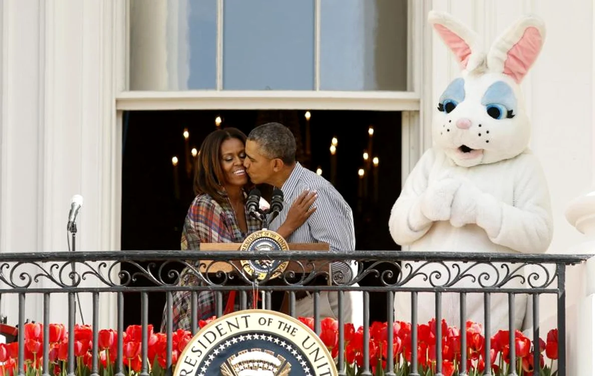 Barack Obama şi Michelle transmit prin sărutul lor că mariajul lor este solid, în ciuda zvonurilor răutăcioase. (Foto: Reuters)