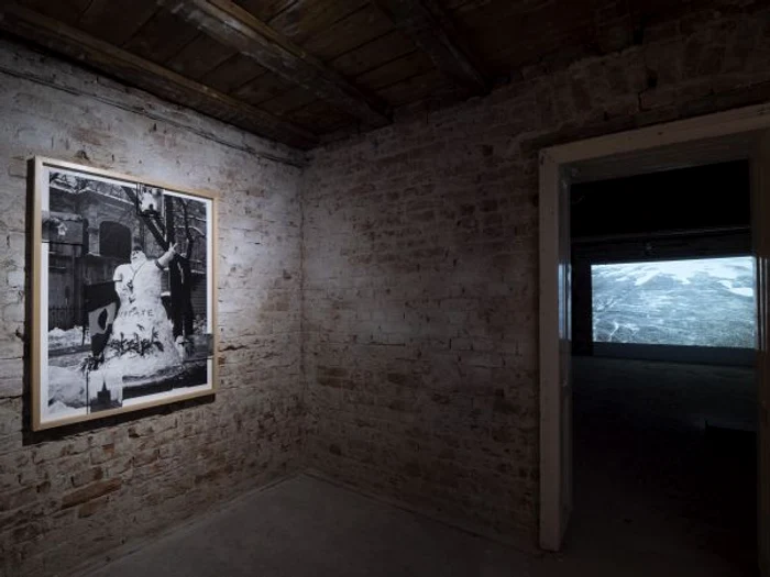 6 vedere din expozitie iosif kiraly echoes libertate 2b stanga si traces of a winter morning video dreapta jpg jpeg