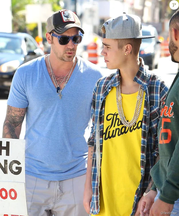 2090272 justin bieber et son pere a miami le 2 950x0 2 jpeg