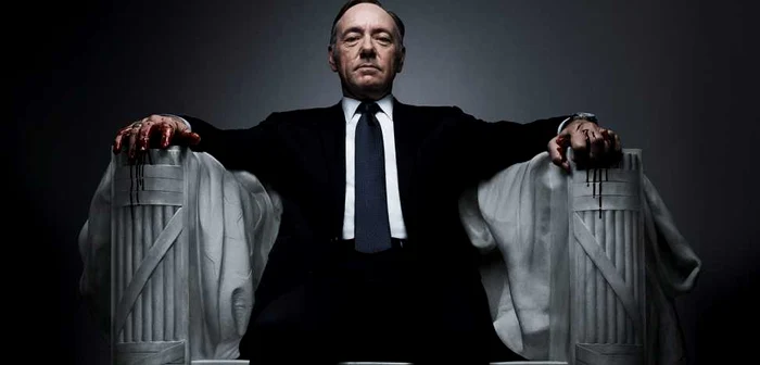 Kevin
Spacey joacă rolul lui Francis Underwood, un politician în căutare
de răzbunare FOTO Arhivă