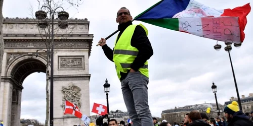 Demonstraţie violentă a vestele galbene la Paris FOTO EPA-EFE / Julien De Rosa