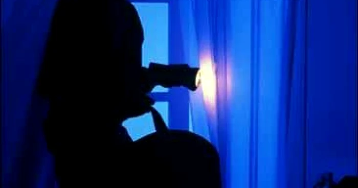 Tânărul a sustras bijuterii din argint şi aur, 20 de mii de lei, 1.000 de dolari şi un telefon mobil