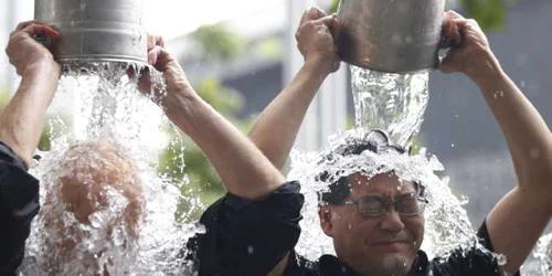 Provocarea galetii cu gheata - ice bucket challenge FOTO AP 