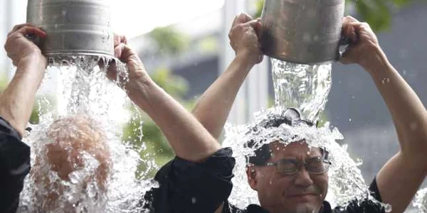 Provocarea galetii cu gheata - ice bucket challenge FOTO AP 