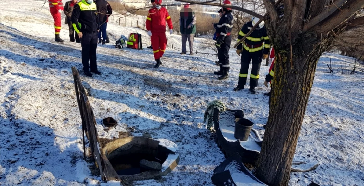 Bărbatul era căzut în fântână cu faţa în jos. Foto: ISU Argeş