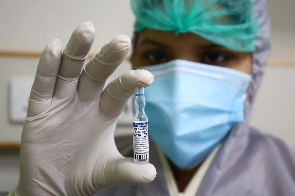 Personalul medical nevaccinat împotriva COVID-19 ar putea să fie obligat să se testeze periodic. FOTO: EPA-EFE