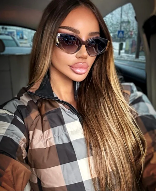 Bianca Drăgușanu, săltată de mascați Foto: Instagram 