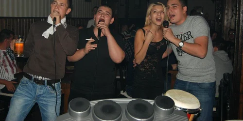 Karaoke în Hooligans Pub