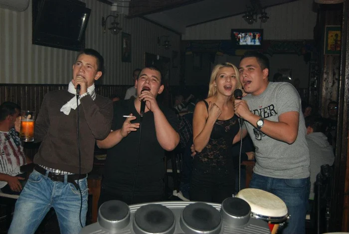 Karaoke în Hooligans Pub