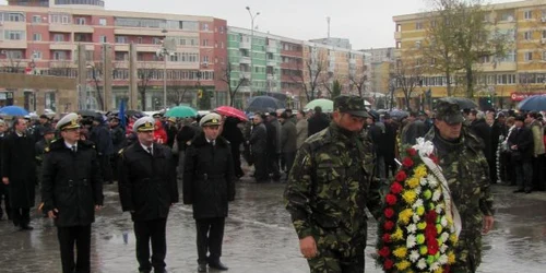 Depuneri de coroane la statuia lui Mircea cel Bătrân