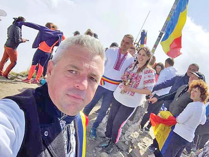 Invitaţii au încins  o horă printre nori