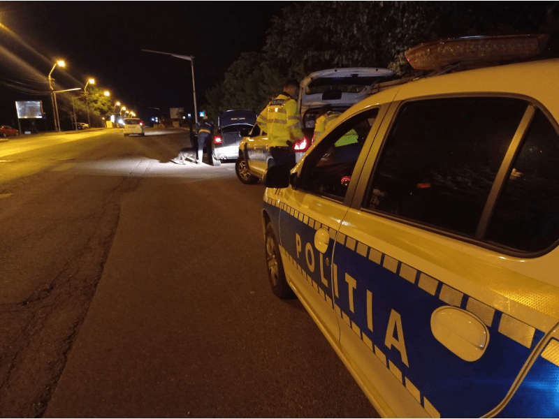 Urmărit de poliţişti, un şofer s-a răsturnat cu maşina într-un parc de joacă din Neamț