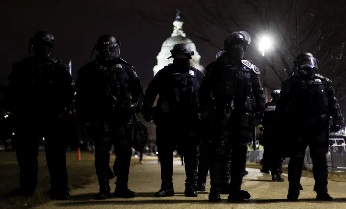 Poliţiştii americani securizează clădirea Capitoliului din Washington FOTO EPA-EFE