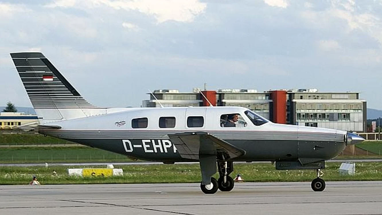 Avionul din care a căzut americanul era de tipul Piper PA-46