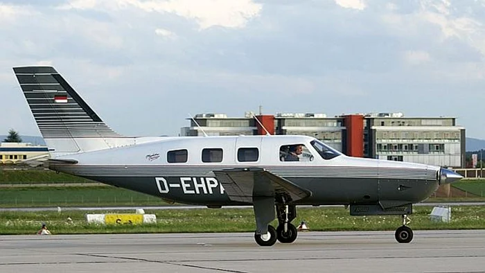 Avionul din care a căzut americanul era de tipul Piper PA-46
