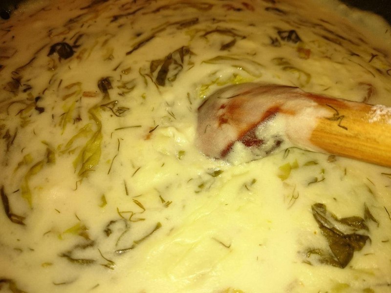 Rețetă simplă de sezon: mâncarea de salată verde cu afumătură și lapte bătut 