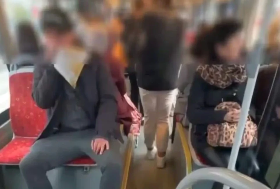 Tânărul trăgea nederanjat de nimeni din punga cu prenandez FOTO captură video Youtube