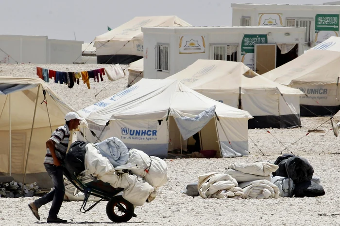 Un sirian nou-venit în tabăra de refugiaţi dintr-un oraş iordanian de la graniţa cu Siria a primit ajutoare din partea ONU. FOTO: Reuters