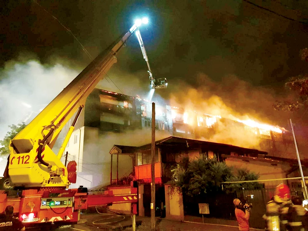Au ars şi casele din vecinătatea blocului 