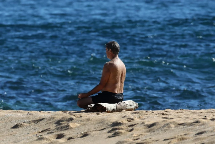 Pierce Brosnan a făcut yoga și a profitat de razele soarelui