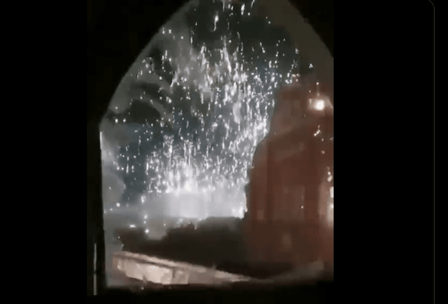 Imagini înfiorătoare cu bombardamentul rus cu termit al unui oraș ucrainean. Substanța arde betonul și oțelul VIDEO