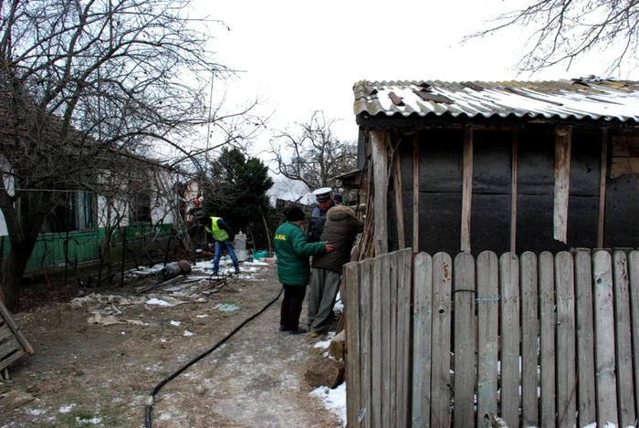 Fiul victimelor a intrat în stare de şoc când şi-a vazut părinţii decedaţi   FOTO Florentin Coman