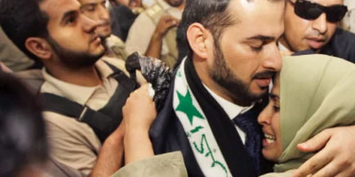 Celebru şi bogat după ce a aruncat cu pantofii în George W. Bush