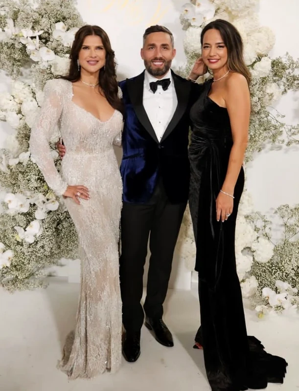 Monica, în cea de-a doua rochie de mireasă alături de Valeriu Gheorghiță și Andreea Raicu foto: Instagram 