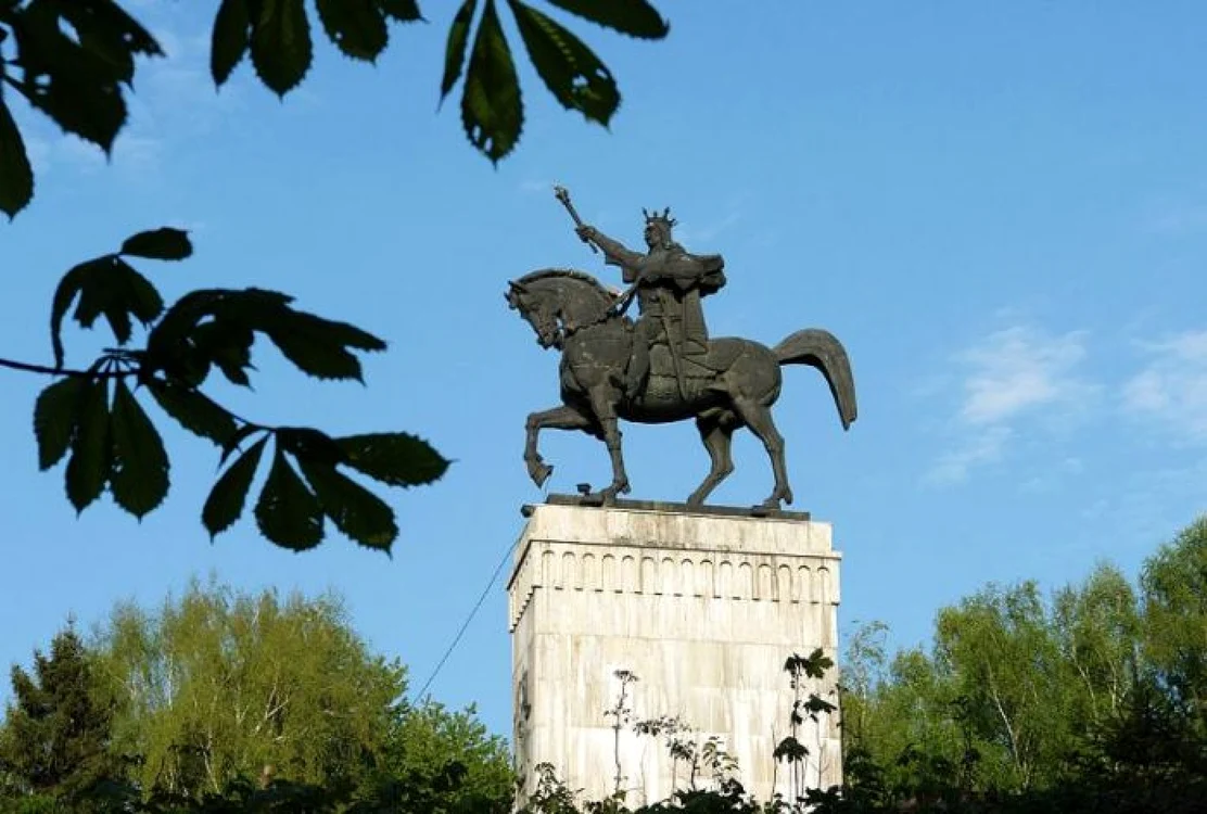Statuia lui Ştefan cel Mare din Suceava este într-o stare deplorabilă