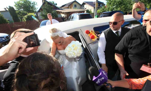 Anda Adam a ajuns la biserică după peripeţii prin Snagov jpeg