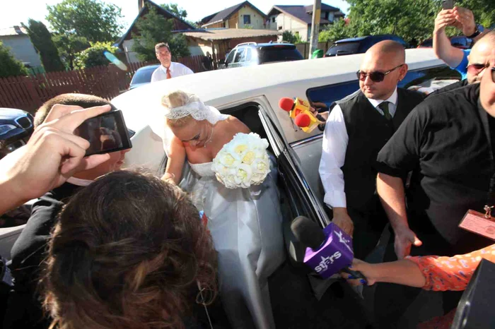 Anda Adam a ajuns la biserică după peripeţii prin Snagov