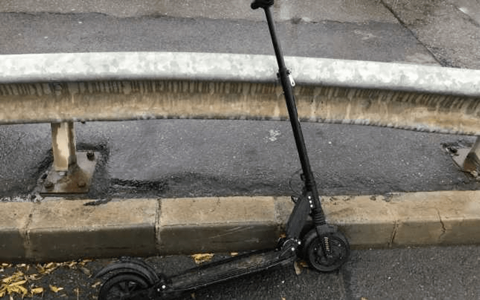  Femeie pe trotinetă, acroşată de o autospecială a poliţiei aflată în misiune