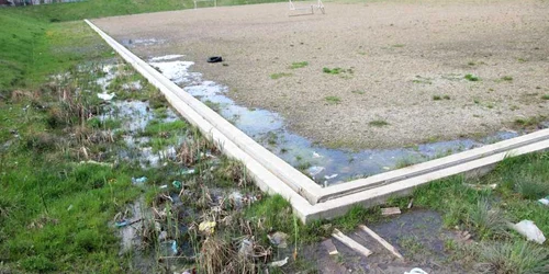 Mizerie pe terenul de sport al LPS Suceaca