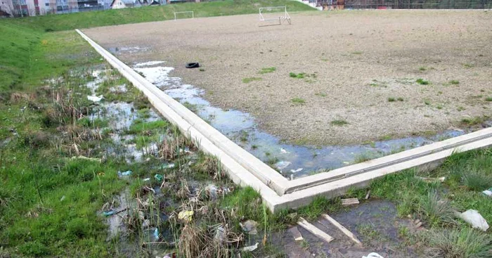 Mizerie pe terenul de sport al LPS Suceaca