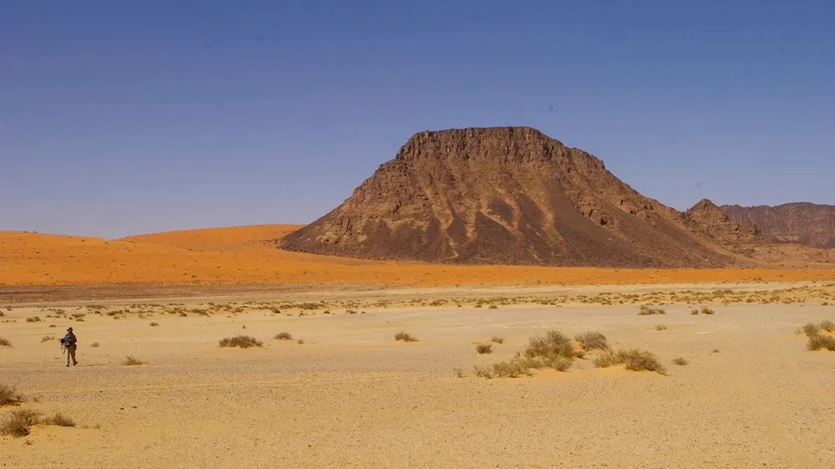 Situl Jebel Katefeh-1 de la Jubbah, unde cercetătorii susțin că neanderthalienii s-au stabilit lângă un lac antic din deșertul Nefud din Arabia Saudită, acum aproximativ 55.000 de ani 