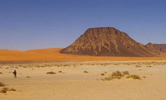 Situl Jebel Katefeh-1 de la Jubbah, unde cercetătorii susțin că neanderthalienii s-au stabilit lângă un lac antic din deșertul Nefud din Arabia Saudită, acum aproximativ 55.000 de ani
