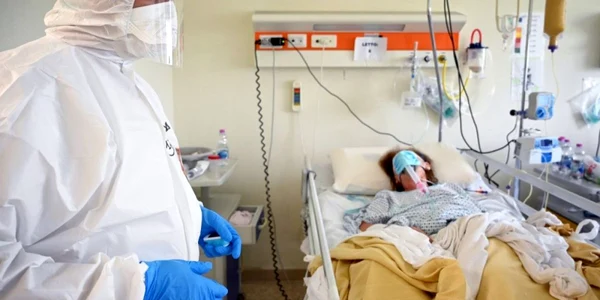 Pacient coronavirus in Italia - spital - medic - doctor FOTO AFP
