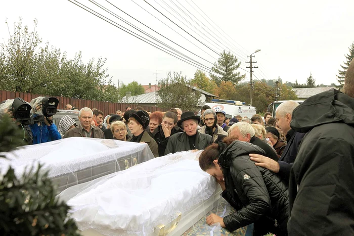 Chiar dacă au fost înmormântaţi în cimitire diferite, sicriele celor cinci morţi de pe DN1 au fost coborâte în mormânt la aceeaşi oră Foto: Roberto Sălceanu